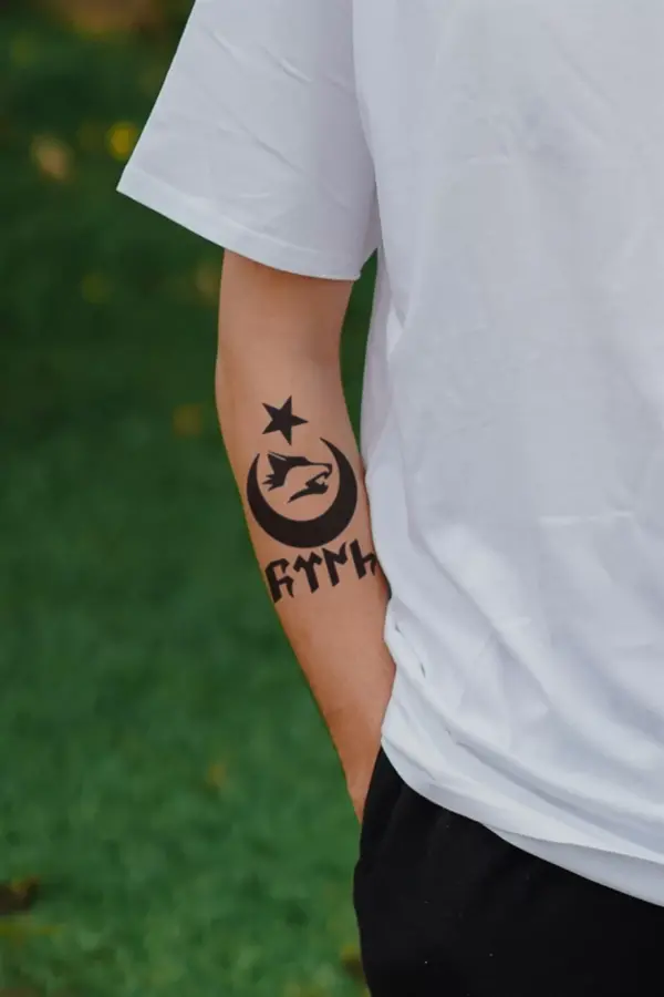 Geçici Ayyıldız Kurt ve Türk Yazılı Dövme Tattoo